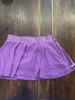Nike girl’s tennis skirt- size L